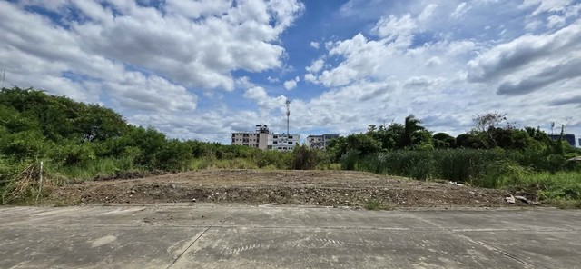 ขายถูกที่ดินสี่เหลี่ยมผืนผ้าถมแล้ว อยู่แถวถนนเฉลิมพระเกียรติ ร.9 ซอย 39 แยกซอย 3 จากถนนใหญ่เพียง 300 เมตร เนื้อที่ 100 ตรว.  