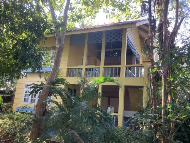 โรงแรม รีสอร์ต บ้านไม้รูด จ.ตราด 1153 SQ.WA 17BR ไม่ไกลจาก อยู่ติดคลองบ้านไม้รูด และห่างชายทะเล 200 ม. โดยประมาณ คุ้มสุดๆ รีสอร์ตสไตล์บ้านสวนร่มรื่น ติดคลองไม้รูด อ่าวน้ำเค็ม และอยู่ในเขตชุมชนบ้านไม้รูด โดยลูกค้าส่วนใหญ่เป็นชาวต่างชาติ