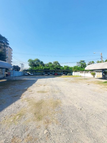 ขายถูกที่ดินเปล่า ซอยอ่อนนุช54 เข้าซอยมาประมาณ 450 ม.  เนื้อที่ 256 ตรว. แปลงที่ดินสวย ทำเลดี แหล่งชุมชน ใกล้รถไฟฟ้าสายสีเหลือง สภานีศรีนุช