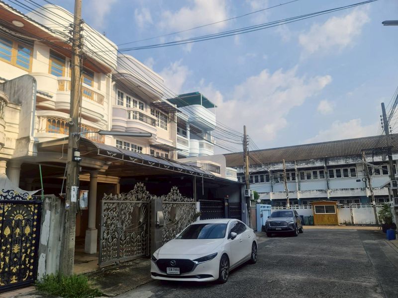 ขาย / เช่าทาวน์เฮ้าส์ 4 ชั้นในซอย บรมราชชนนี 11 #ราคาดีทำเลดีมาก ติดต่อผึ้งรติ 0619419639 