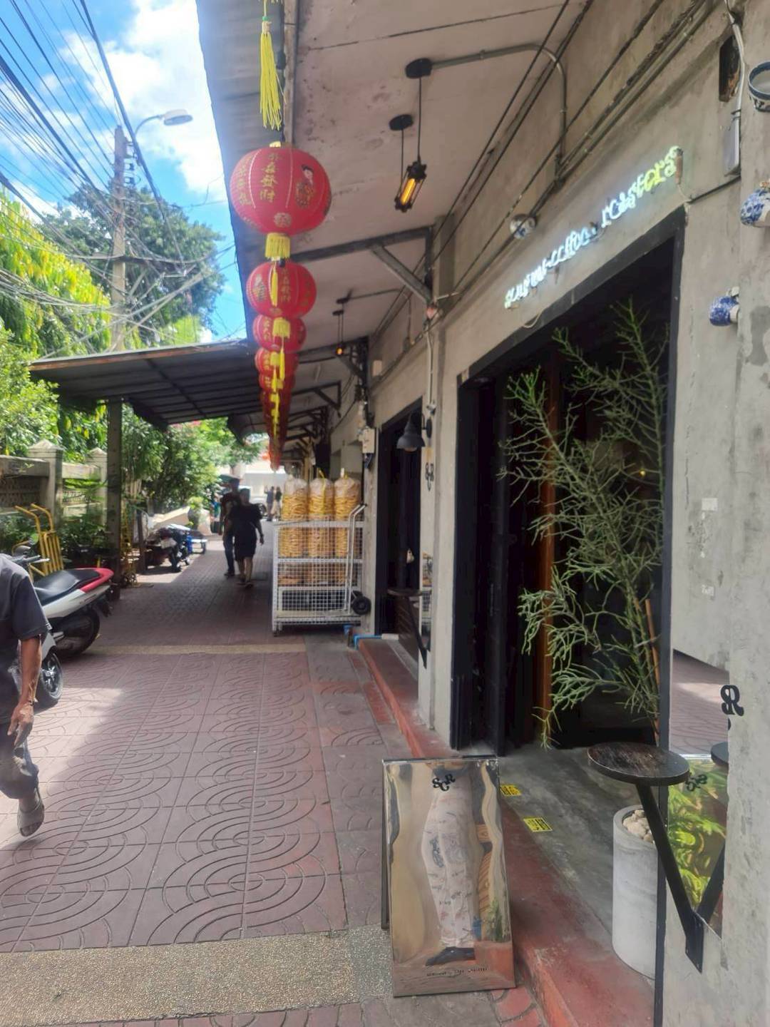 ขายตึกแถว 2 คูหาทรงวาด ติดโรงเรียนเผยอิง ราคาดีมากติดต่อผึ้งรัตติ 061-9419-639