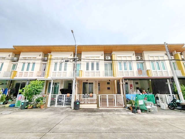 ทาวน์โฮม 2 ชั้น ประเวศ สนามบินสุวรรณภูมิ  6.9 กม. เฉลิมพระเกียรติ ร. 9 ซอย 30  18 ตร.วา 3นอน 2น้ำ  98ตรม. สวนหลวง ร. ๙  4 กม. 