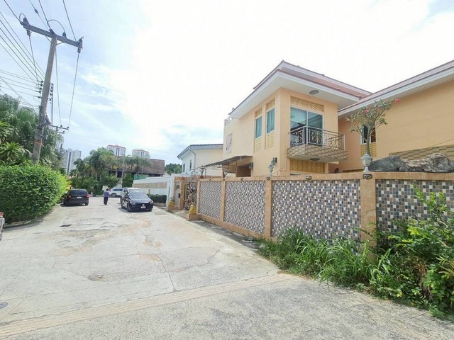 ขายวิลล่า 2 ชั้นครึ่ง ดาดฟ้ามองเห็นวิวเมืองพัทยา  แยกมัชฉานุ ทัพยา จอมเทียนพาเลส