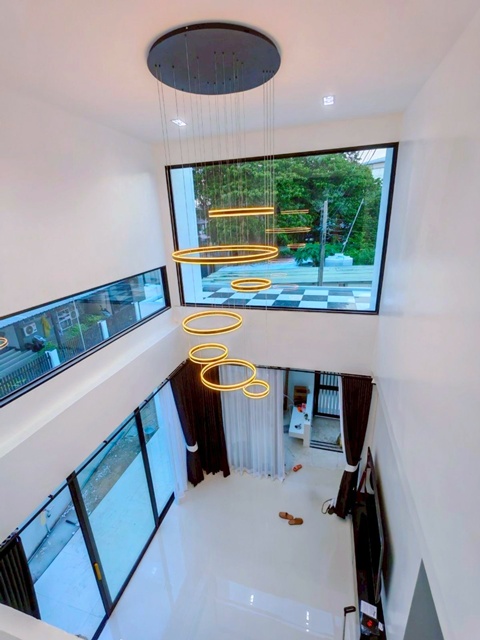 เอกมัย-ทองหล่อ บิวท์อินครบ 5นอน ให้เช่าบ้านหรู 3 ชั้น หลังมุม 42ตร.วา. รร.นานาชาติ SISB 1.8 กม. MRT รามคำแหง 1.7กม. 312ตร.ม สร้างใหม่  