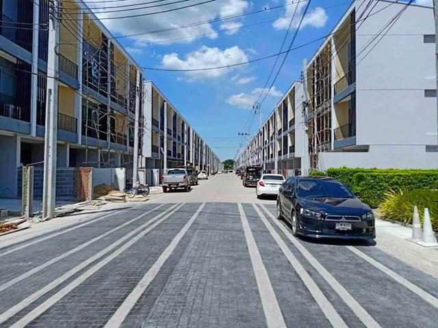 MRT ตลาดมีนบุรี 1.2 กม. ตลาดมีนบุรี 1กม.หทัยราษฎร์ นิมิตรใหม่ ให้เช่า คฤหาสน์แนวตั้ง ทาวน์โฮม 3 ชั้น 20ตร.วา. 3น้ำ สุวินทวงศ์ 