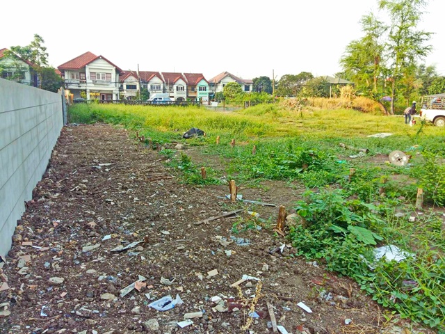 ติดคลองประเวศบุรีรัมย์  สนามบิน สุวรรณภูมิ 800ม. วัดลาดกระบัง 400 ม.ให้เช่าที่ดิน ถ.ลาดกระบัง 1-9 โรบินสันลาดกระบัง 3.3กม.