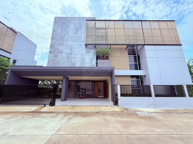 ขายบ้านเดี่ยวสุดหรูหรา 3 ชั้นหลังใหญ่ ใจกลางราชพฤกษ์ 102 ตรว  โครงการ The Master ราชพฤกษ์-สะพานมหาเจษฎาบดินทร์ฯ พร้อมลิฟต์ส่วนตัว