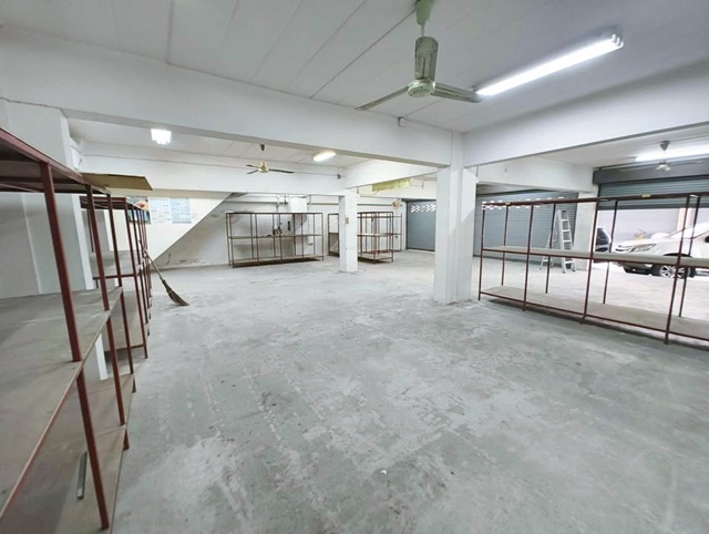 MRT จรัญฯ 13 1กม.ให้เช่าอาคารพาณิชย์ 3 คูหาทะลุกัน กว้างขวาง ทำเลดี จรัญฯ 13 เหมาะกับเป็นโกดังขนาดกลาง เก็บของสต็อก