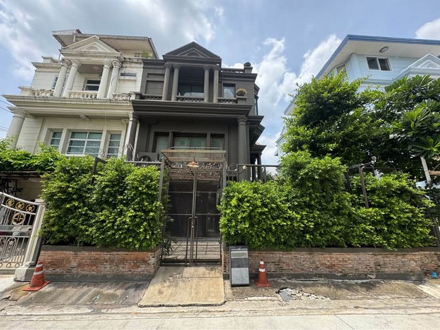 ให้เช่าทาวน์โฮม 3 ชั้น ย่านห้วยขวาง ใกล้ทางด่วน เหมาะทำโฮมออฟฟิศหรืออยู่อาศัย