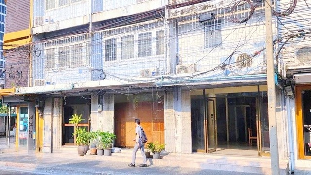 ทำเลดี ติดถนนใหญ่ เหมาะกับธุรกิจทุกประเภท ม.กรุงเทพ คลองเตย 900 ม. หรือสำนักงาน 20 นอน 20 น้ำ เดินทางสะดวก