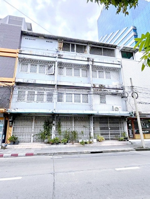 ม.กรุงเทพ คลองเตย 900 ม.เกตเวย์เอกมัย 375 ม. 20 นอน 20 น้ำ ทำเลดี ติดถนนใหญ่  เหมาะกับธุรกิจทุกประเภท หรือสำนักงาน 