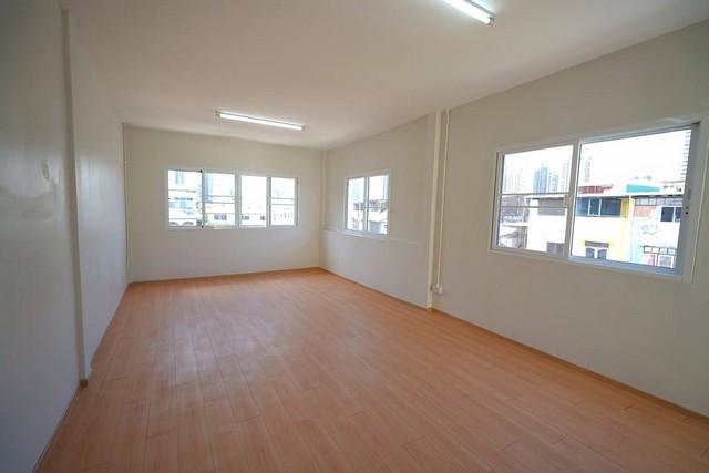 ขายตึกแถว 4 ชั้น 13 ตร.ว. สไตล์มินิมอล ย่านวงเวียนใหญ่ เจริญรัถ ใกล้ BTS วงเวียนใหญ่