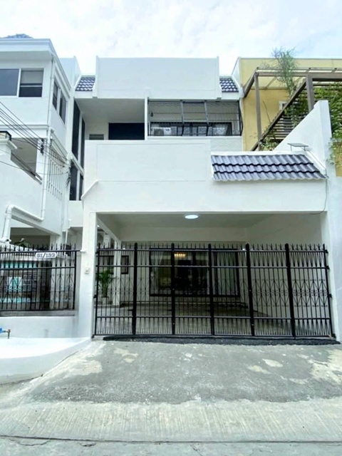 พระราม 9 ซ.3-9 รัชดาภิเษก 2-4 MRT พระราม 9 900 ม.ให้เช่าทาว์นโฮมสุดหรู 3ชั้น 49 ตร.วา 609 ตร.ม.