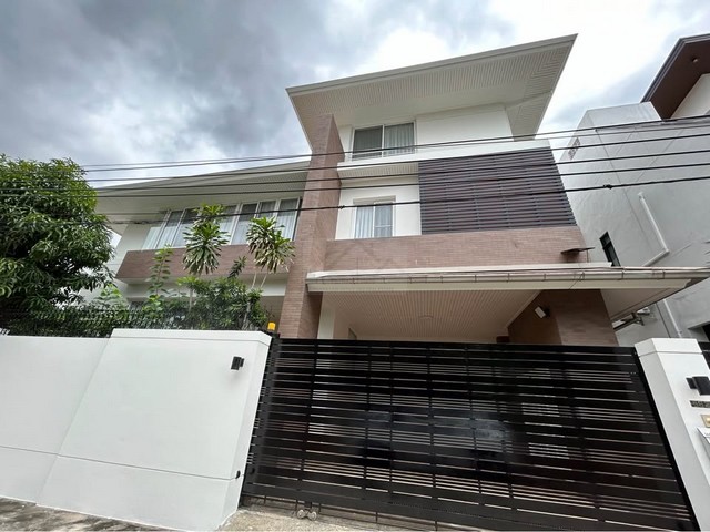 ให้เช่าบ้านเดี่ยวสุดหรู 3 ชั้น 320 ตรม 5 ห้องนอน พร้อมระเบียงใหญ่ วิวสวย ย่านรัชดานิเวศน์ 16 ใกล้ MRT ห้วยขวาง