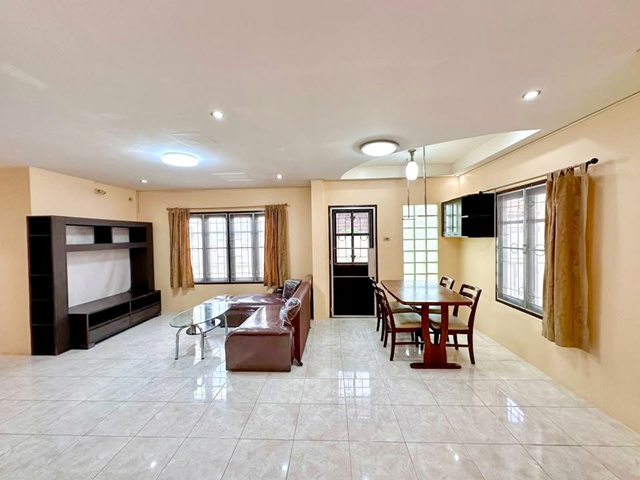 โลตัส ถนนเก้ากิโล ศรีราชา 900 ม.  ให้เช่าบ้าน 2 ชั้น ตลาดศุภฤกษ์ 1.9กม. 35ตร.วา. 280ตร.ม. 4นอน ม.เกษตรศาสตร์ ศรีราชา 2.5กม. พร้อมเฟอร์ฯ