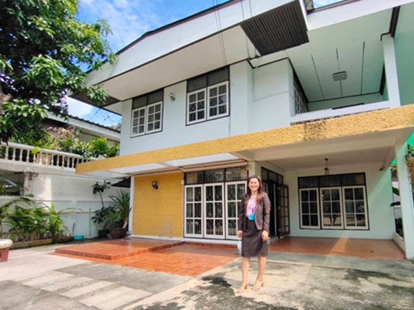 ให้เช่าบ้านเดี่ยว 2 ชั้นเนื้อที่ 60 ตร.ว  3 ห้องนอน 2 ห้องน้ำ แอร์ เฟอร์บางส่วน ถนน รัชดา เขตห้วยขวาง ราคาเช่า 35,000 บ/ด