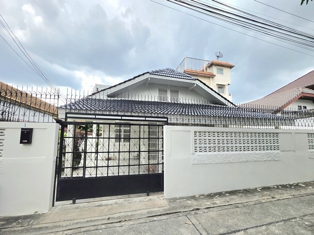 ให้เช่าบ้านเดี่ยวชั้นเดียว 4 ห้องนอน หมู่บ้านรัชดานิเวศน์ เขตห้วยขวาง ตกแต่งหรู เฟอร์ครบ พร้อมเข้าอยู่ ใกล้ MRT ห้วยขวาง 