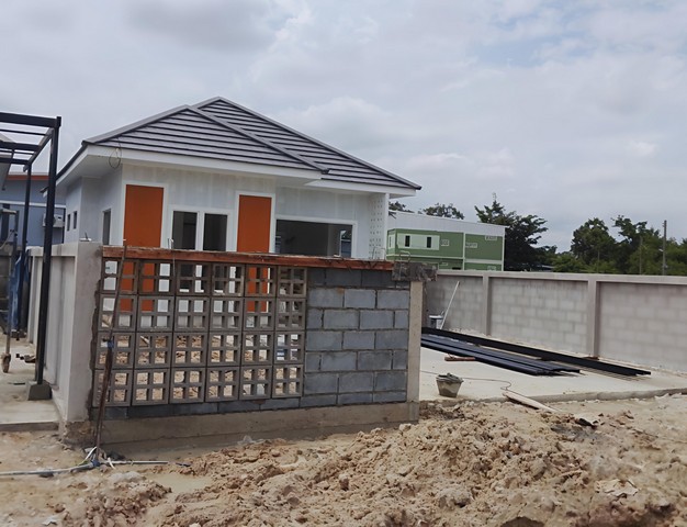 ขายบ้านเดี่ยวมาบไผ่ชลบุรี หน้ากว้าง9เมตร  เนื้อที่ 48 ตรว.พื้นที่ใช้สอย 109 ตรม. ฟรีโอน ฟรีจดจำนอง