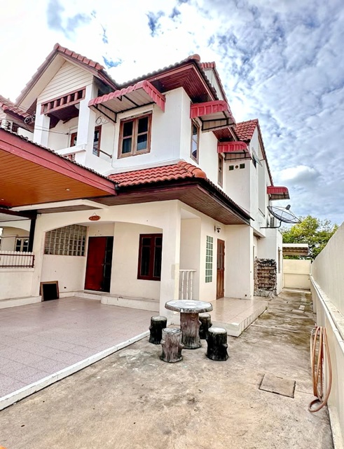 ศรีราชา 2.5กม. พร้อมเฟอร์ฯม.เกษตรศาสตร์  โลตัส ถนนเก้ากิโล ศรีราชา 900 ม. ให้เช่าบ้าน 2 ชั้น ตลาดศุภฤกษ์ 1.9กม. 36ตร.วา. 286ตร.ม. 4นอน 