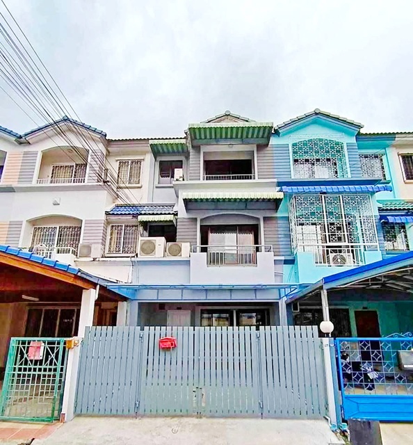 เดอะไนน์ เซ็นเตอร์ พระราม 9​ 654 ม. ARL หัวหมาก 700 ม.ให้เช่าทาวน์เฮ้าส์ 3 ชั้น สวนหลวง 242 ต.ร.ม. บ้านกลาง พระราม 9  พร้อมเฟอร์ฯ 3 นอน