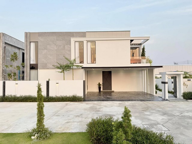 Luxury Modern Pool Villa – พัทยา 5 ห้องนอน | 7 ห้องน้ำบ้านพร้อมเฟอร์นิเจอร์ครบครัน ราคา 24.9 ล้านบาท