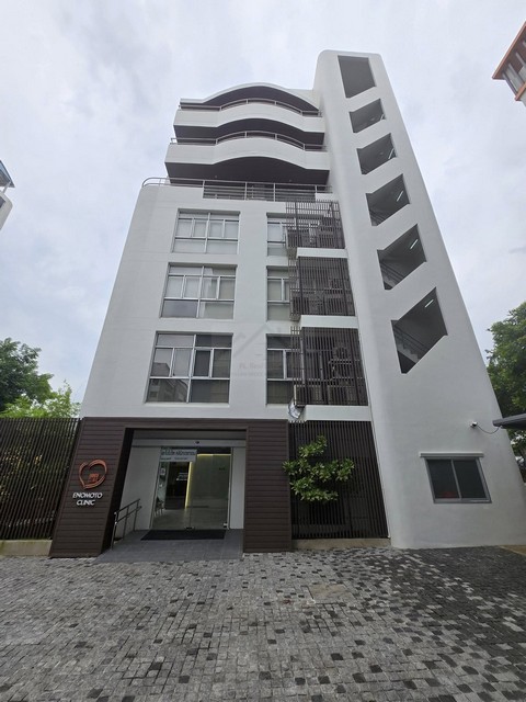 ให้เช่าสำนักงาน 8 ชั้น + ดาดฟ้า มีลิฟท์ ขนาด 1,000 ตรม. ซอยศรีนคริทร์ 40 ตรงข้ามซีคอน ใกล้รถไฟฟ้าสายสีเหลือง 