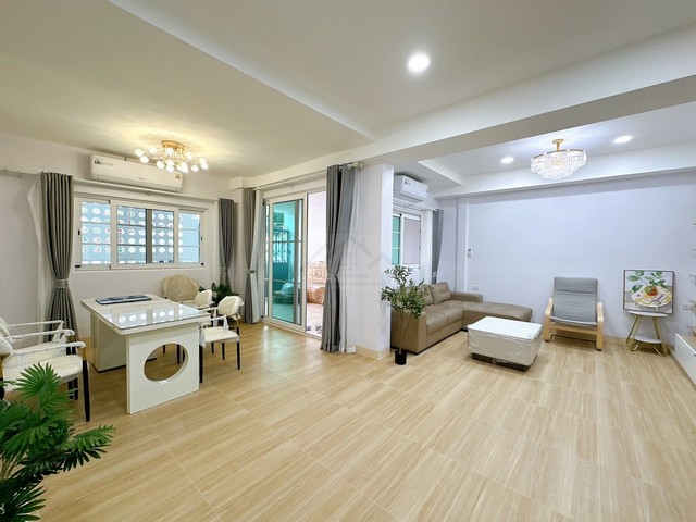 ให้เช่าทาวน์โฮม 2 ชั้น 28 ตรว. 5 ห้องนอน ซอยรัชดา18 รัชดา ห้วยขวาง ตกแต่งเฟอร์ครบ พร้อมเข้าอยู่ ใกล้ MRT ห้วยขวาง