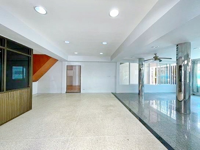 ตรงข้าม รพ.เกษมราษฎร์ บางแค 400ม. ให้เช่าทาวน์เฮ้าส์ 2 ชั้น  6 นอน เพชรเกษม53-61 MRT หลักสอง 1.6 กม. 41 ตร.วา. 5น้ำ  เดอะมอลล์บางแค 