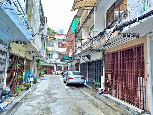 ตลาดนางลิ้นจี่ 650 ม. BRT ถนนจันทน์ 200 ม.ให้เช่าตึกแถว 3 ชั้น 25 ตร.วา. 300 ตร.ม.พร้อมเฟอร์ฯ แอร์ 3 นอน 3 น้ำรร.นานาชาติเรนทรี 600 ม. 