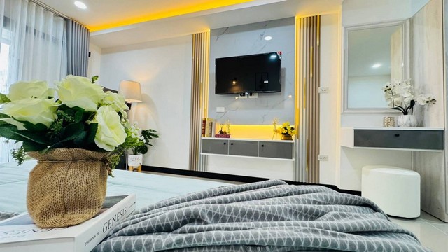 คอนโดพัทยารุ่งฟ้า ฝั่งทะเลติดถนนสุขุมวิท พัทยากลาง แถมฟรีเฟอร์นิเจอร์และเครื่องใช้ไฟฟ้าครบครัน