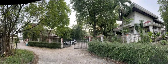 บ้าน บ้านพร้อมที่ดิน ถนนเฉลิมพระเกียรติ ร.9 5Bedroom 54000000 BAHT ใกล้กับ ห่างถนนคู่ขนานกาญจนาภิเษก เพียง 800 ม.  คุ้มทั้งอยู่คุ้มทั้งลงทุน มีบ้าน และที่ดินที่กว้างขวาง เหมาะสำหรับครอบครัวใหญ่ที่ต้องการขยายบ้านในอนาคต