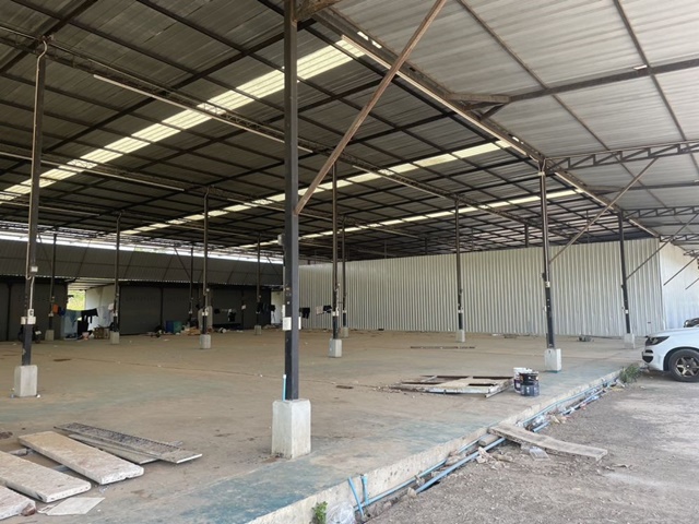 เครือสหพัฒน์ กบินทร์บุรี พื้นที่ 195 ตรม. ติดถนนใหญ่ ถูกสุดใน3โลก 70-80 บาทต่อตรม. โกดังให้เช่า  