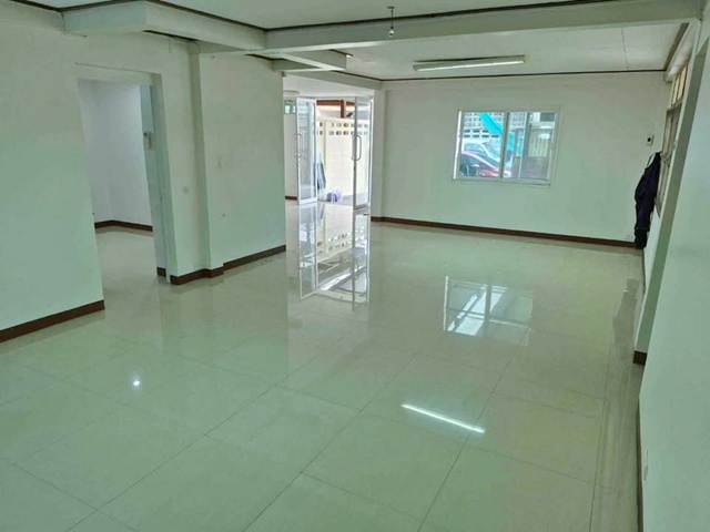 ประชาราษฎร์บำเพ็ญ 4นอน MRT ห้วยขวาง 900ม. 4 แอร์ ให้เช่า บ้านเดี่ยว 2 ชั้น  52 ตร.วา.222 ตร.ม.  เดอะ สตรีท รัชดาภิเษก 2.4 กม.  