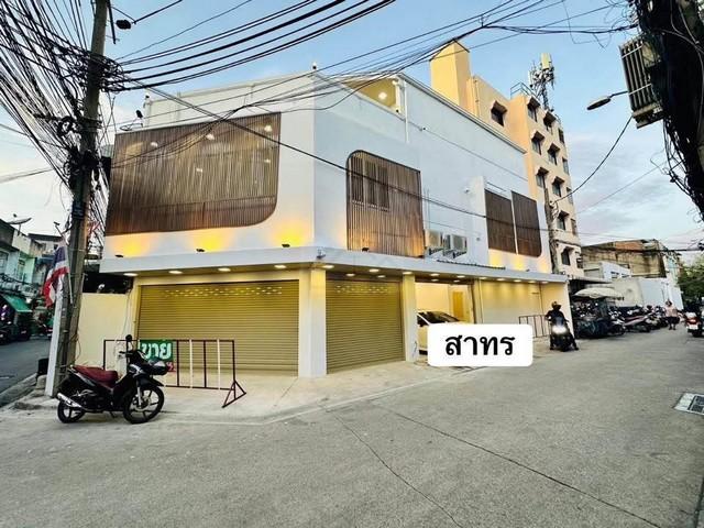 ให้เช่าบ้าน 3 ชั้น 180 ตร.ม. ย่านสาทร หลังมุม ซอยจันทร์ 32 สไตล์โมเดิร์น ใกล้ Central พระราม 3