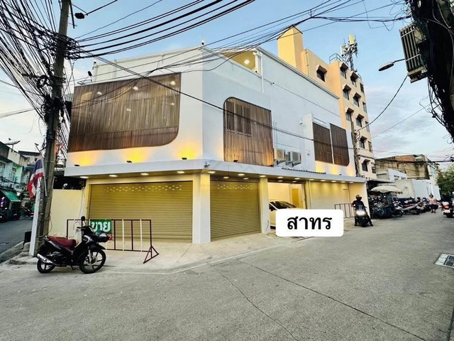 ให้เช่าบ้าน 3 ชั้น ย่านสาทร หลังมุม สไตล์โมเดิร์น ซอยจันทร์ 32 สาทร ติดถนน ใกล้เอเชียทีค Central พระราม 3