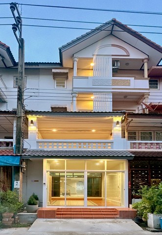 ขายด่วน ทาวน์โฮม 4 ชั้น ดีไซน์สวย 6 ห้องนอน ฟังก์ชันครบเหมือนบ้านเดี่ยว ทำเลดีใกล้ถนนประชาอุทิศ 72    ZTK279 
